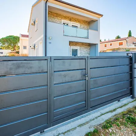 Apartment 1 Bedroom Gorgeous In Valbandon