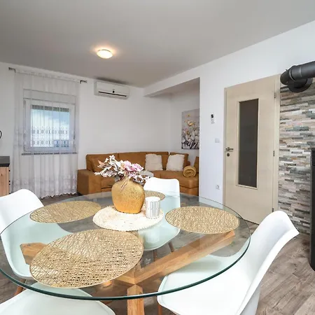 1 Bedroom Gorgeous In Apartment Valbandon