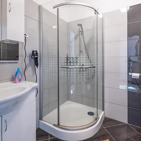 1 Bedroom Gorgeous In Apartment Valbandon