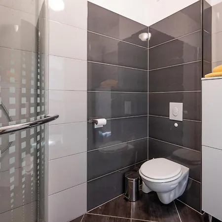 1 Bedroom Gorgeous In Apartamento Valbandon